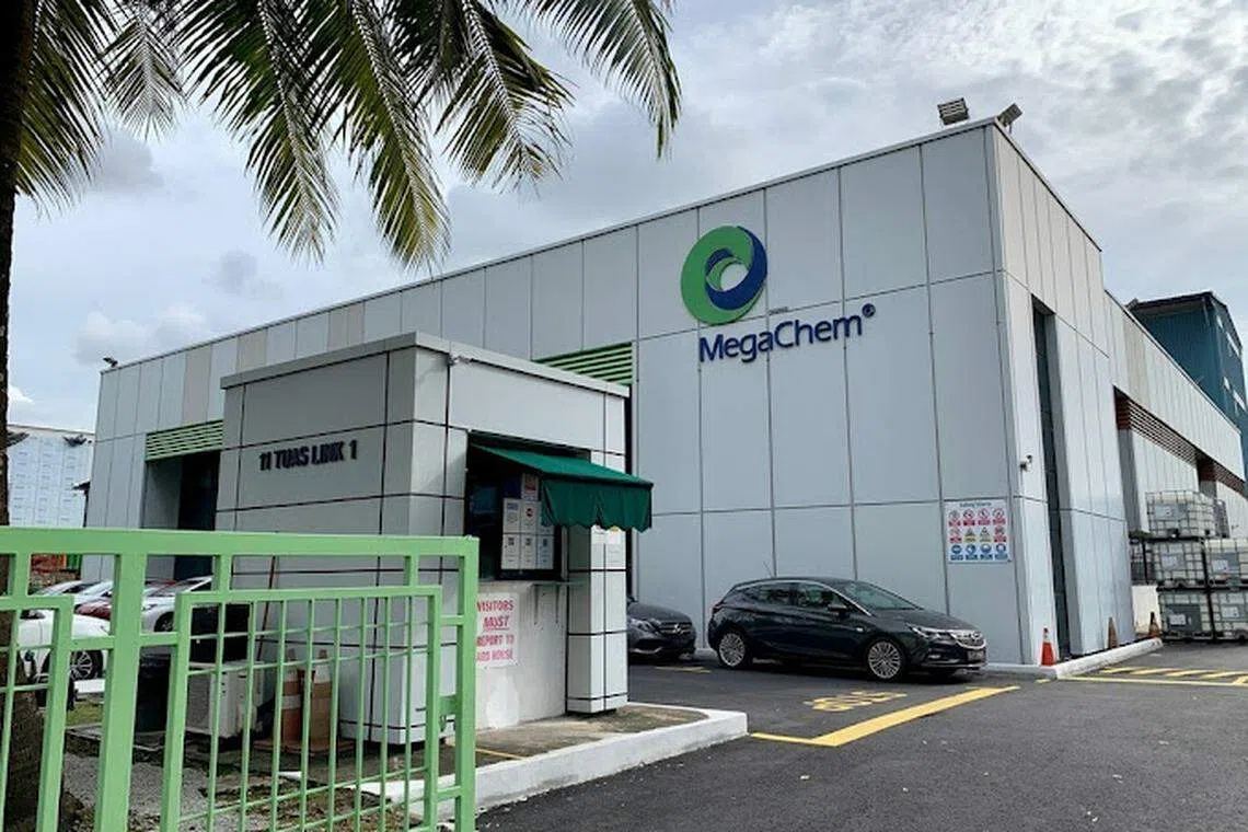 新加坡民防部队在星期三凌晨2时零5分左右接获通报，指大士连路11号的工厂发生火灾。（谷歌地图）