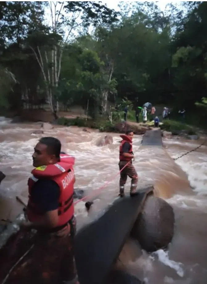 新古毛消防局人员以绳索援救博达瀑布区的受困者。（雪州消防局提供）