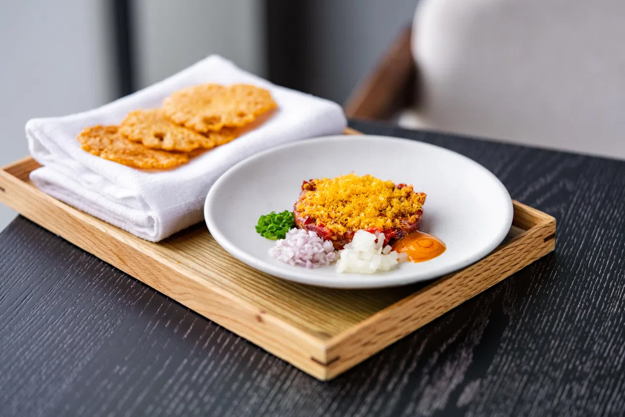 澳大利亚和牛鞑靼，将和牛肉拌匀后搭配格鲁耶尔脆饼享用。（餐馆提供）