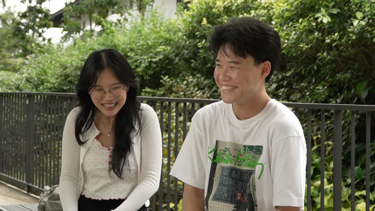 Judy的弟弟来新加坡求学，部分原因是来陪伴Judy。他们是彼此最坚实的依靠。（视频截图）