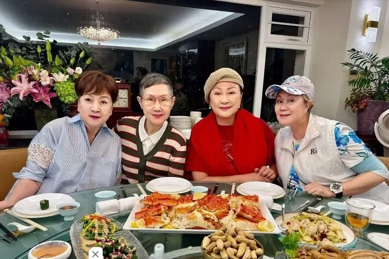 与谢贤合作过的荧幕情人难得相聚，甄珍（左起）、李琳琳、黄淑仪及林建明合照留念，也勾起外界对四哥的回忆。（互联网）