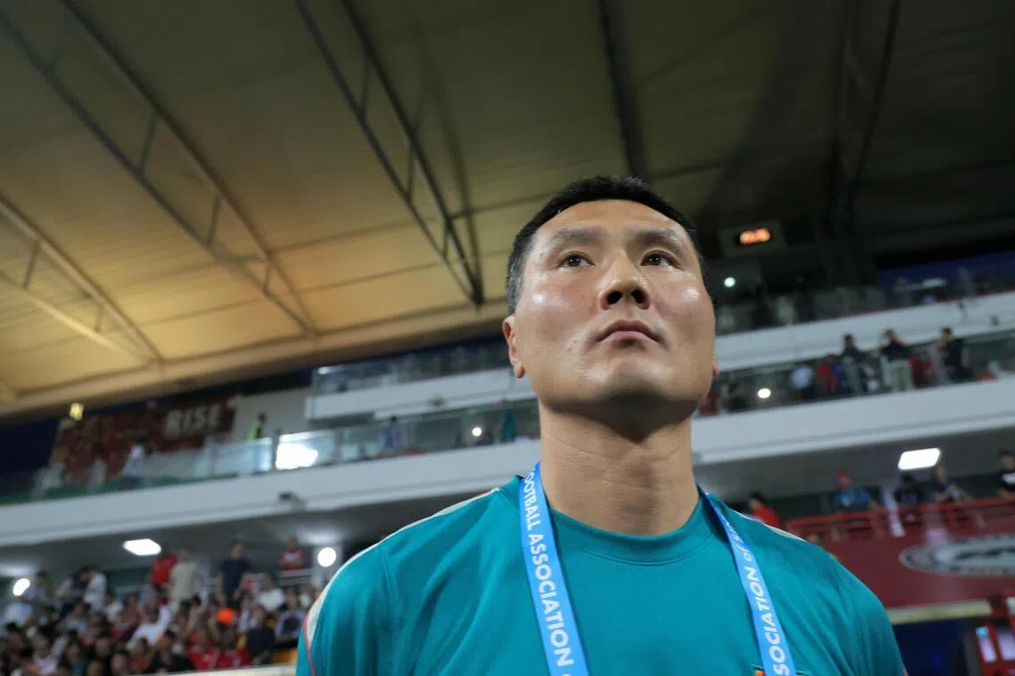 两年前新加坡在主场2比2逼平中国时，邵佳一是中国队助教，如今他带队在狮城拿下胜利。（张俊杰摄）