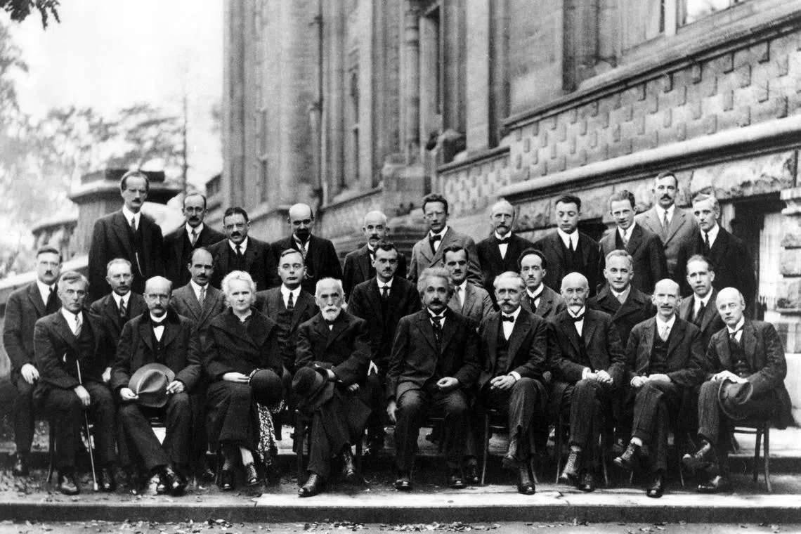 1927年召开的第五届索尔维会议汇聚17位诺贝尔奖得主。（互联网）