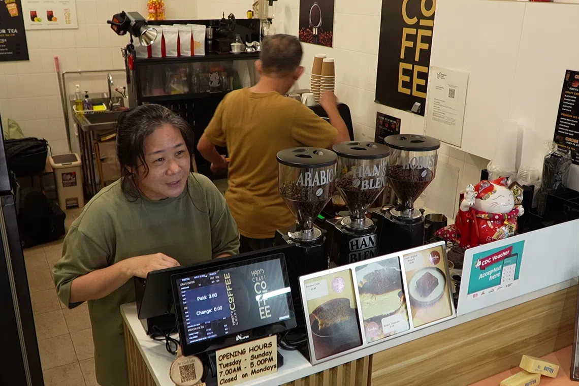 林汶聪的妻子在周末时也会到店里帮忙。（视频截图）