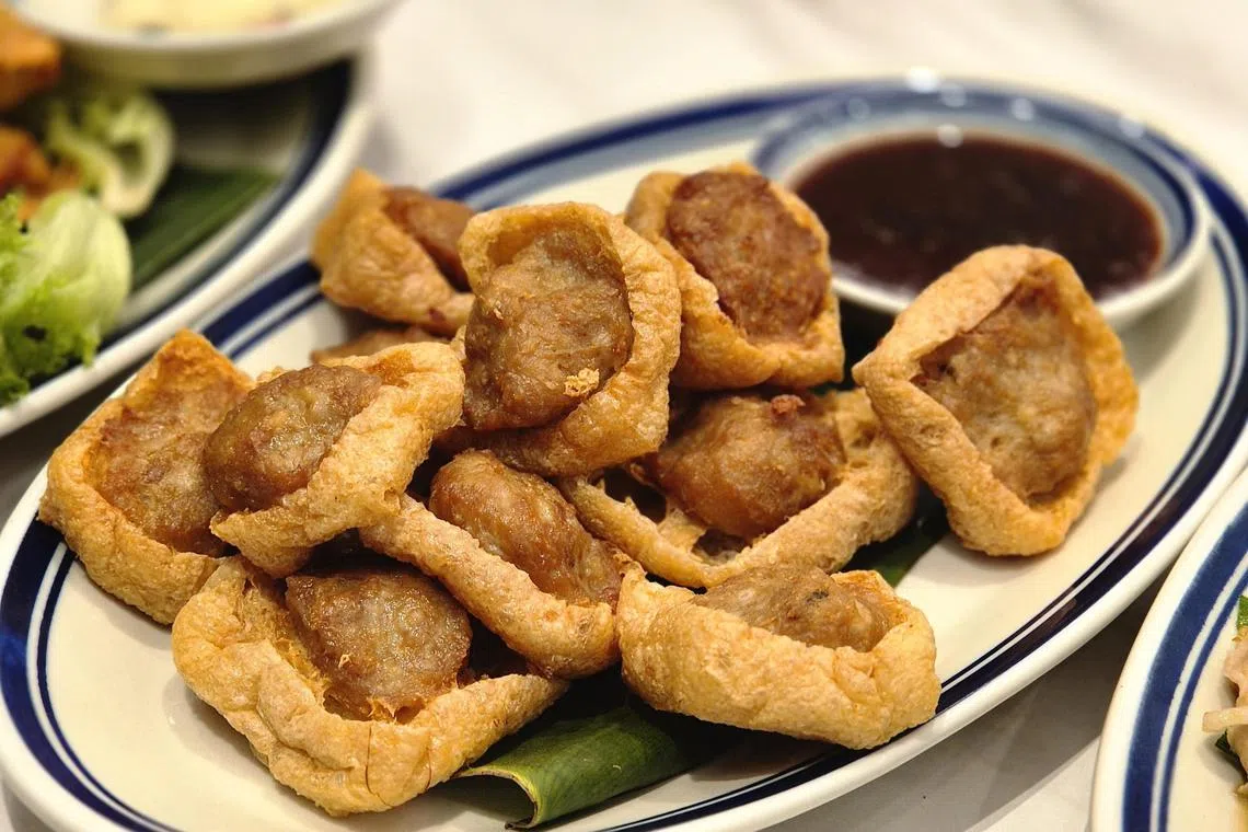 豚香福建馆的酥炸黑猪肉酿豆腐混合了鱼胶。（陈爱薇摄）