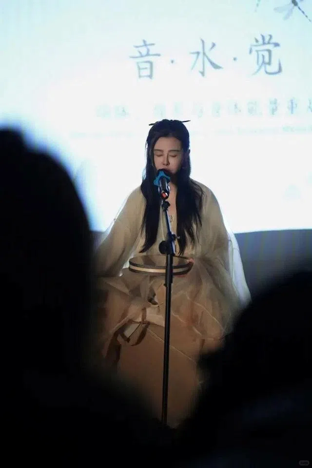 王祖贤于温哥华举行颂钵分享会，展示仙气飘飘古装造型。（互联网）