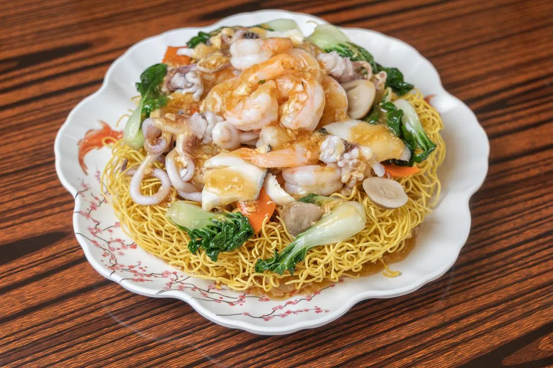 琼荣记海鲜的珍味生面配料丰富。（吴先邦摄）