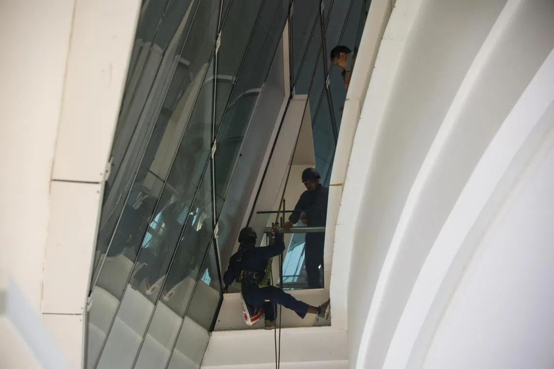 直到下午5时，维修人员还在检查和维修玻璃。（关俊威摄）