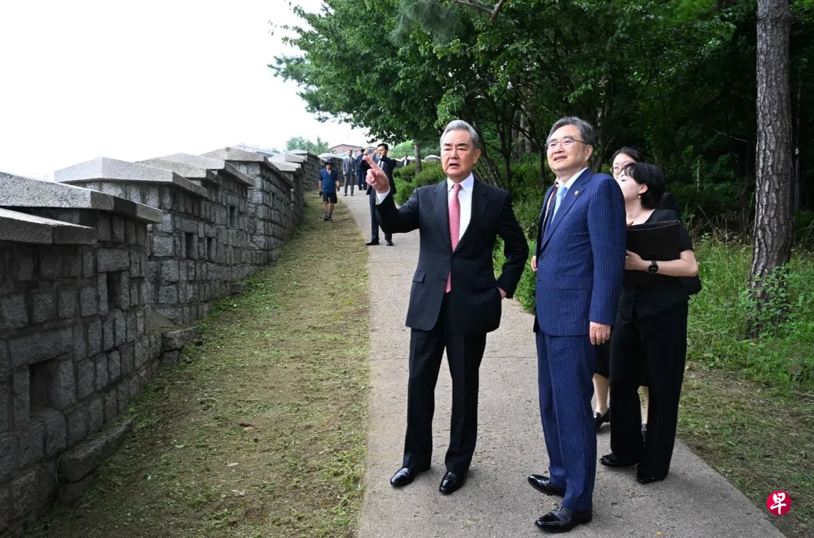时隔五年访问韩国的中国外交部长王毅（右四），星期四（8月20日）早晨和韩国外长赵显（右三）漫步首尔南山茶山城墙路。赵显称，相信此次茶山城墙路之行，给平日喜欢爬山的王毅留下美好回忆。 （取自赵显X账号）