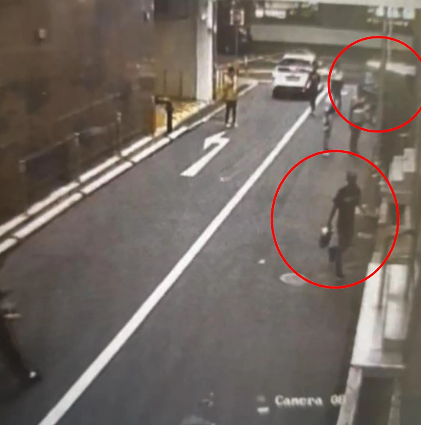 电眼画面拍摄到被告单手提着装有汽油的铁罐走进日报大厦，前往孟加拉驻新加坡最高专员公署。（法庭文件）