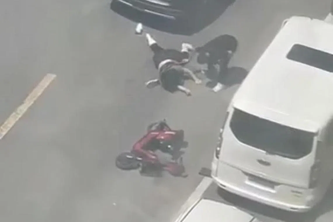 碾压后，男子下车用手推女子，见她还有意识，便上车再反复辗过女子。（视频截图）