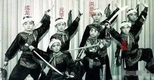 当年七小福难得拍合照，洪金宝回忆和师弟们学戏的点点滴滴。（互联网）