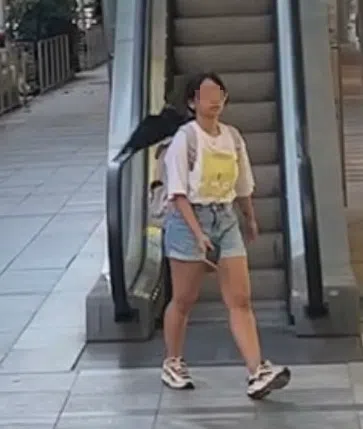 黄小姐走过该处时突然被乌鸦啄耳朵。（管雅凡摄）