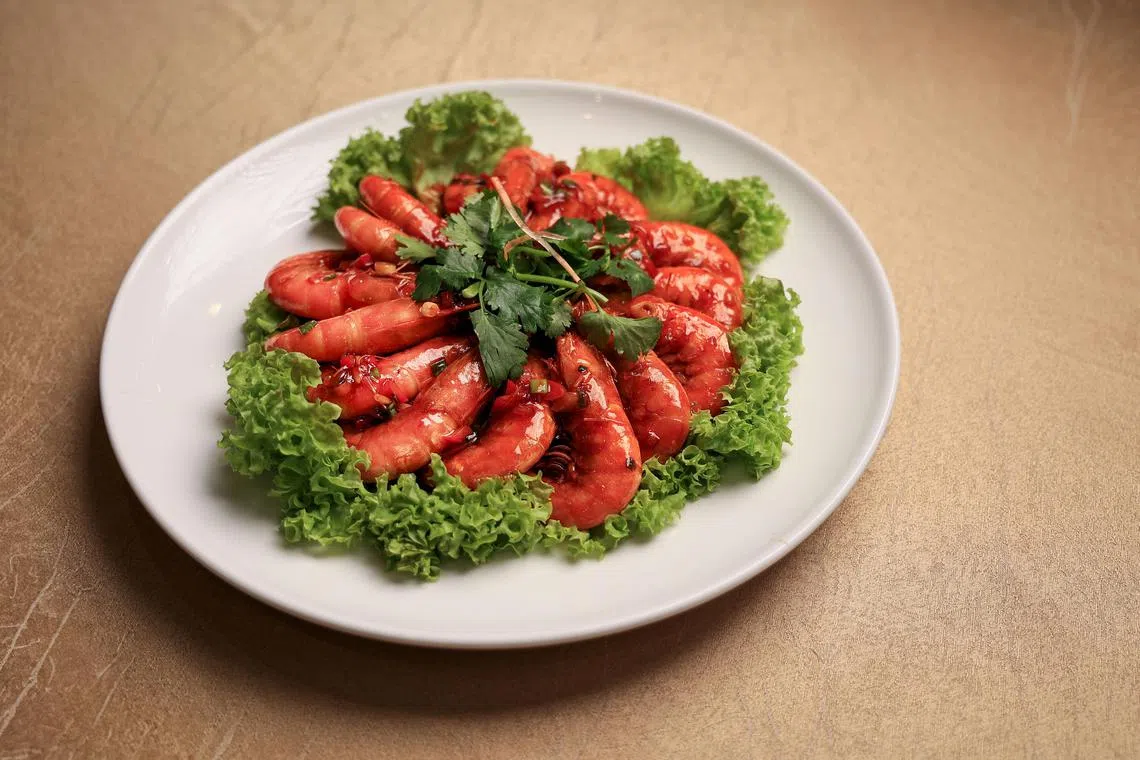 干煎大虾裹上一层特制酱汁。（吴先邦摄）