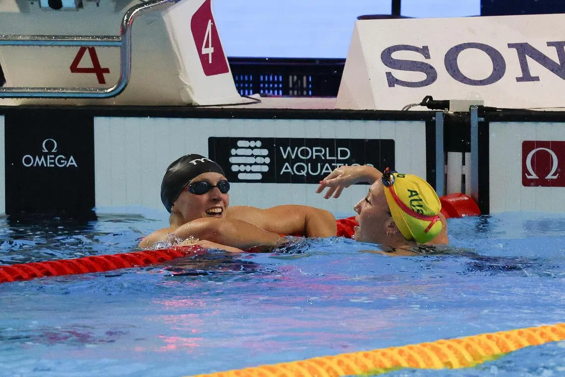 凯蒂·莱德基（左）和夺得银牌的拉妮·帕利斯特相互祝贺。（关俊威摄）