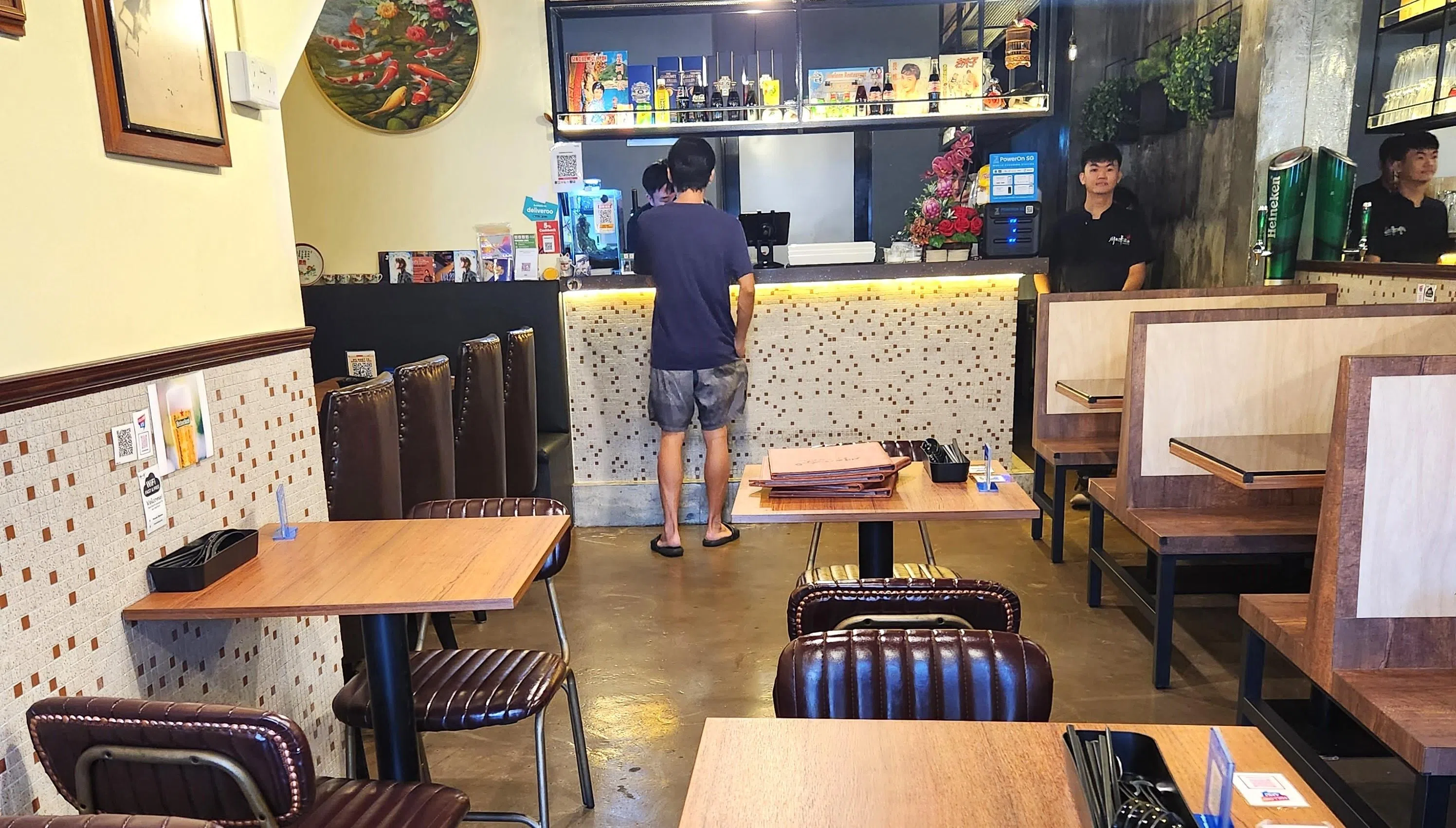 朋友小厨有各式座位，如背贴背的卡位。（陈爱薇摄）