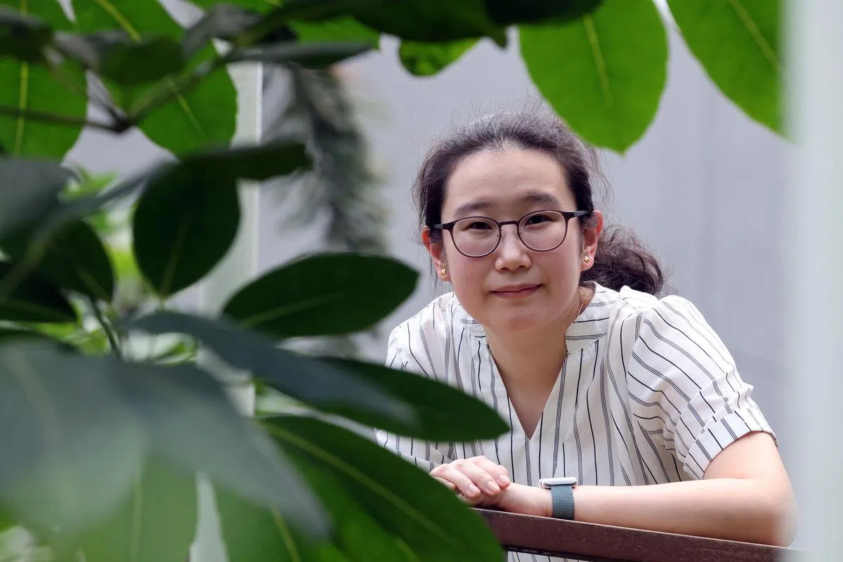 洪彩霞在大学期间就不断探索自己热爱的领 域，最终发现感兴趣的就是有机化学。（邝启聪／摄）