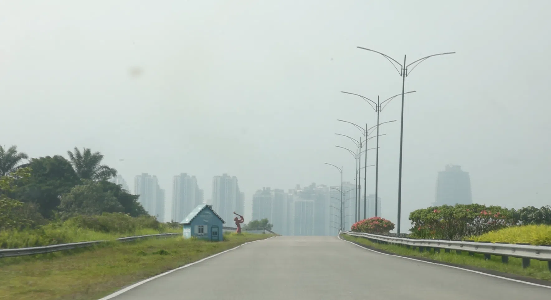 开车前往森林城市的路上，一幢幢高耸入云的大楼渐入眼帘。（严宣融摄）