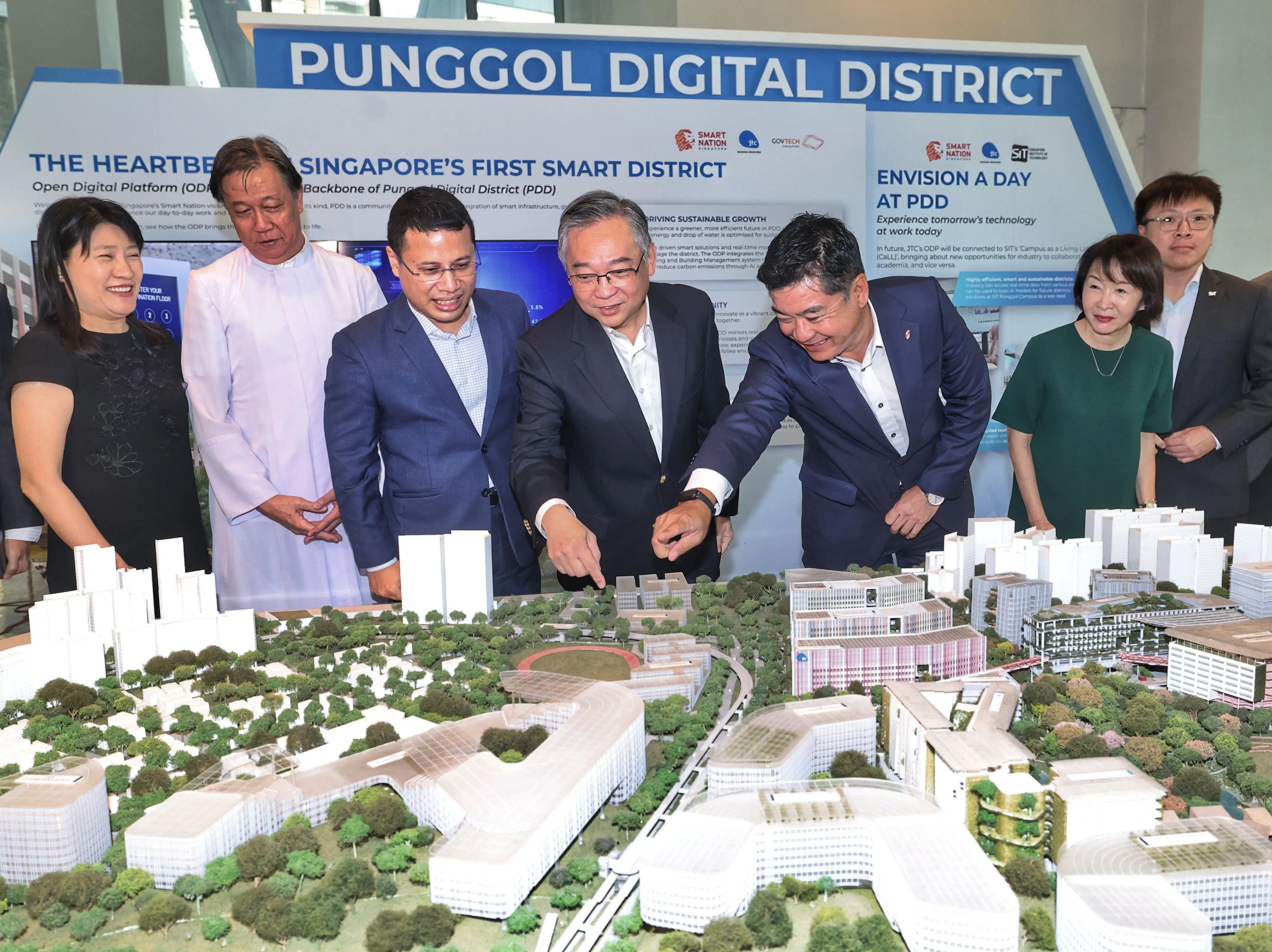 副总理兼贸工部长颜金勇（中）到榜鹅数码园区，出席公初与榜鹅区伙伴的备忘录签署仪式。学校管理委员会主席陈国强（右三）向颜金勇和教育部长李智陞（左三）介绍学校的位置。（郑一鸣摄）