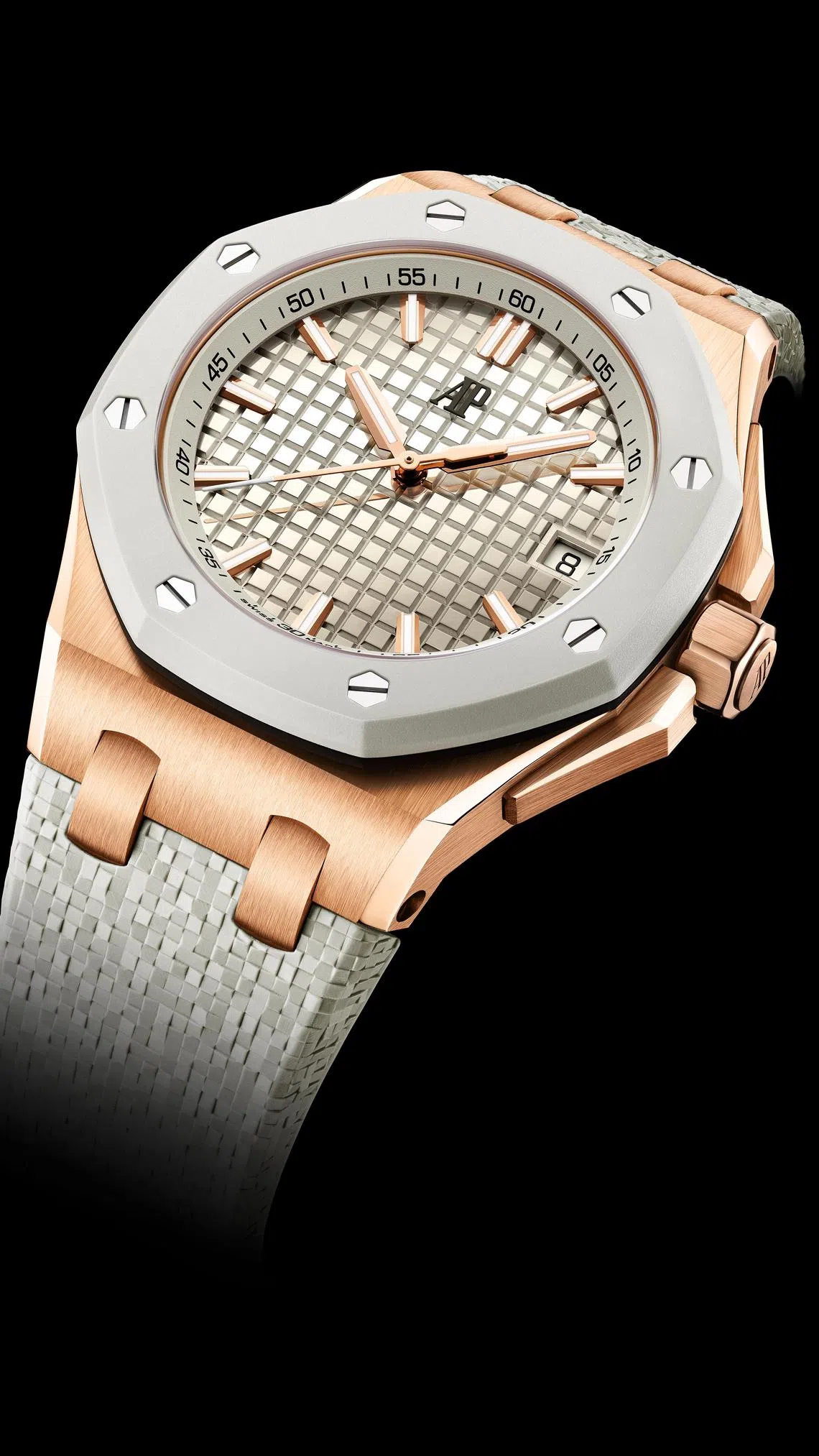 37毫米全新皇家橡树离岸型腕表以18K玫瑰金打造。（爱彼提供）