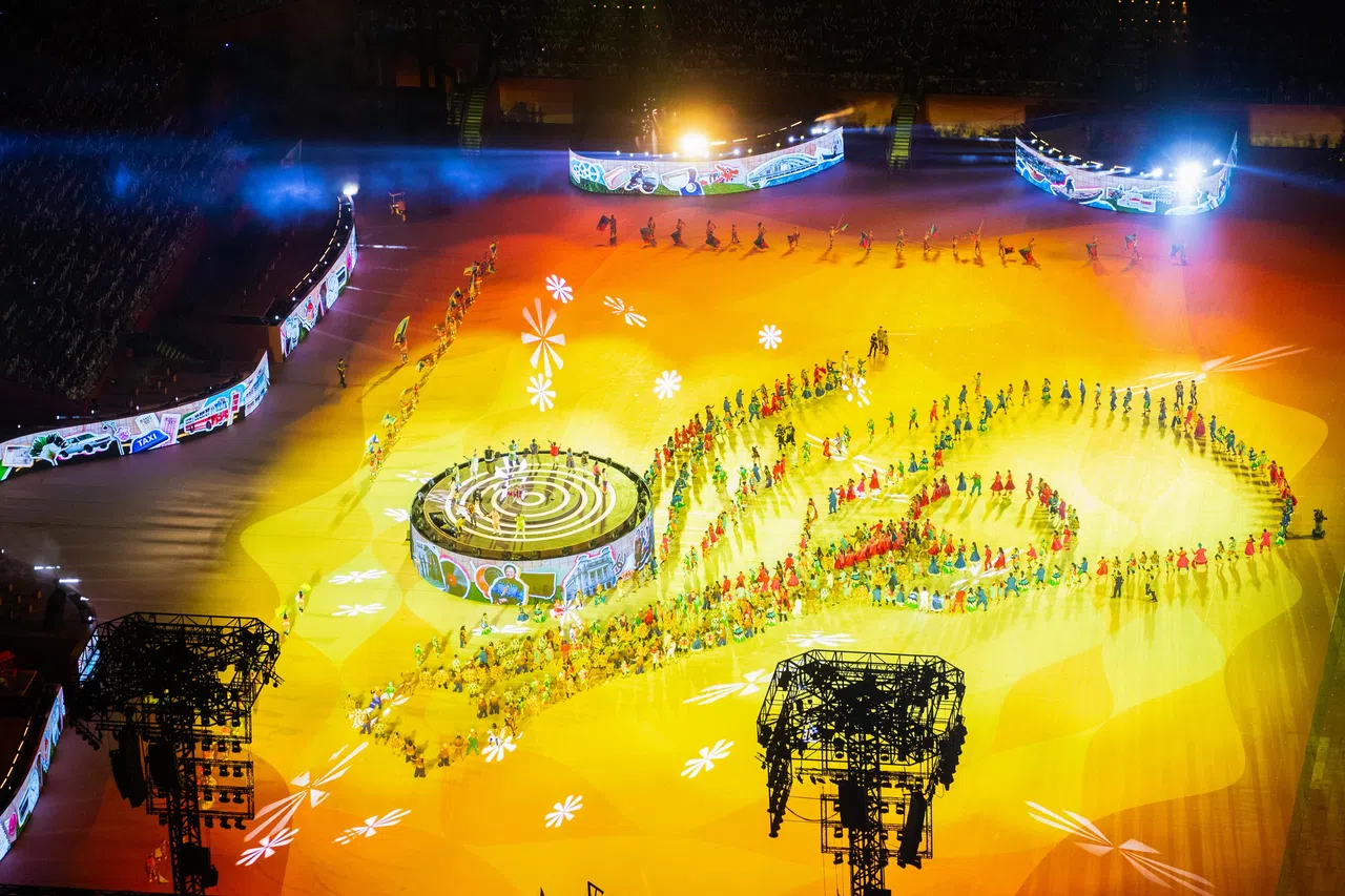 在表演的第一幕中，多名歌手演绎不同世代的新加坡代表歌曲，包括1970年代的《新加坡牛仔》（Singapore Cowboy），以此展现“新加坡人民”（Rakyat Singapura）的多样。上百名舞者还排成吉他造型，伴随音乐起舞。（蔡家增摄）