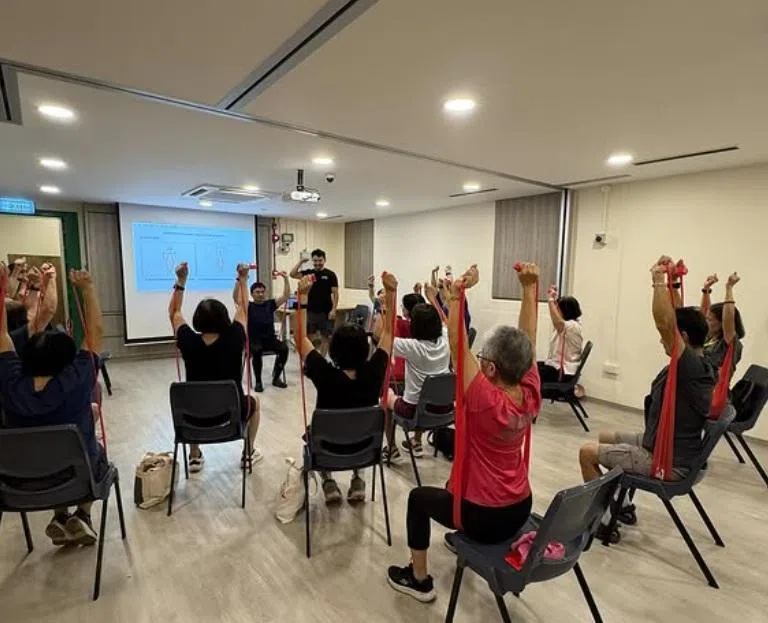 Silver Strength与油池的居委会（RC）合作，最近安排义工导师给乐龄人士上课，学习使用阻力带锻炼全身各个肌肉群。（受访者提供）