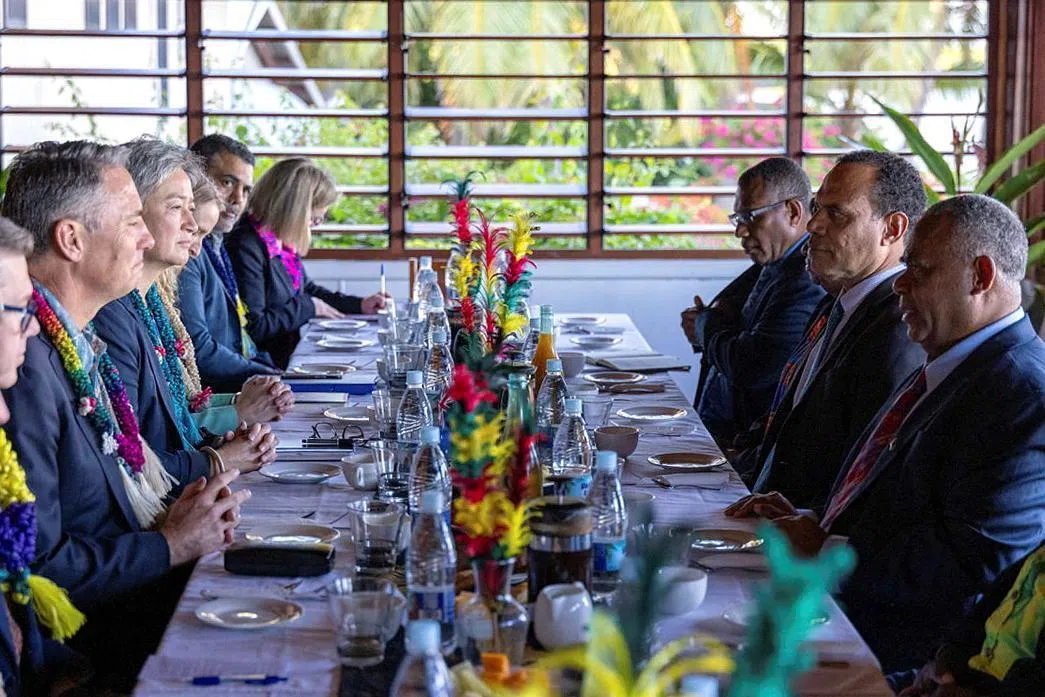 8月13日，澳洲副总理兼国防部长马尔斯（左二）与澳洲外长黄英贤（左三）在南太平洋国家瓦努阿图（Vanuatu）的塔纳岛与瓦努阿图总理纳帕特（右一）和副总理科阿诺帕（右二）等官员会晤。（法新社）