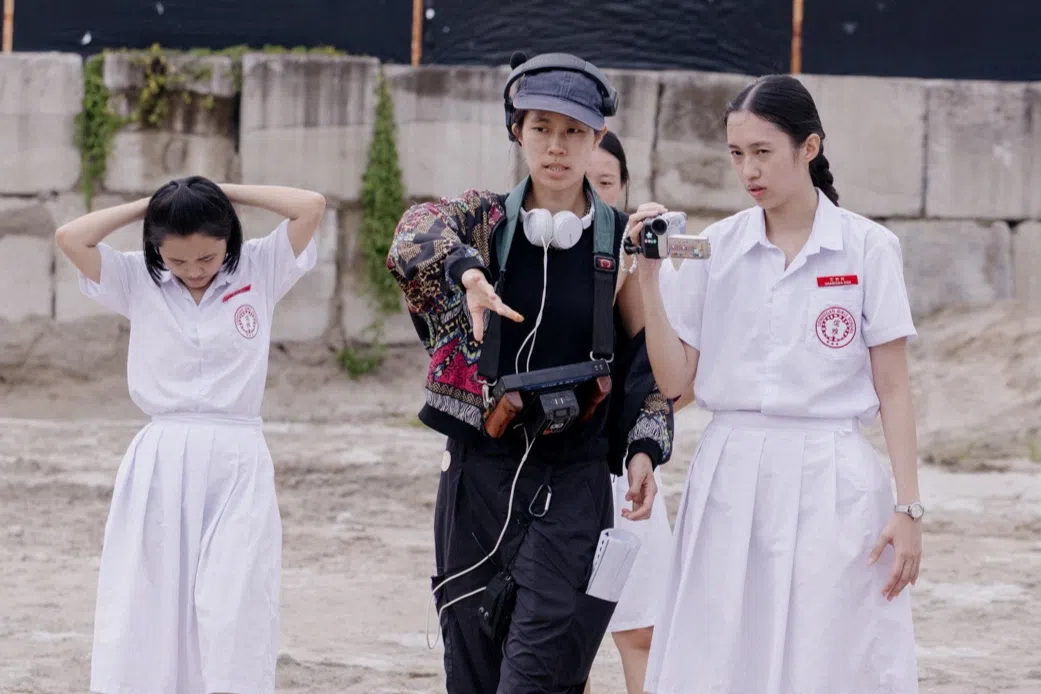 陈思攸（中）为《核》演员导戏。（陈思攸提供）