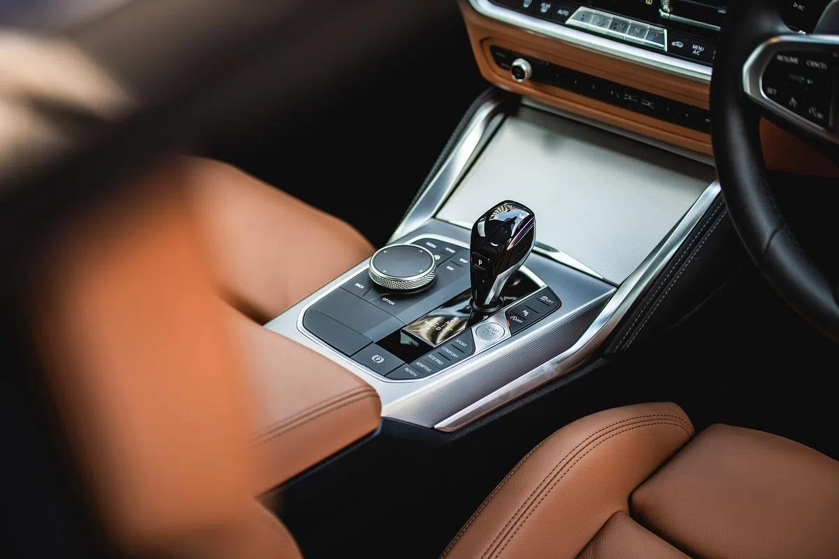 8速运动型手自一体变速箱和拨片换挡有经过优化的液压控制系统，让换挡更平顺。