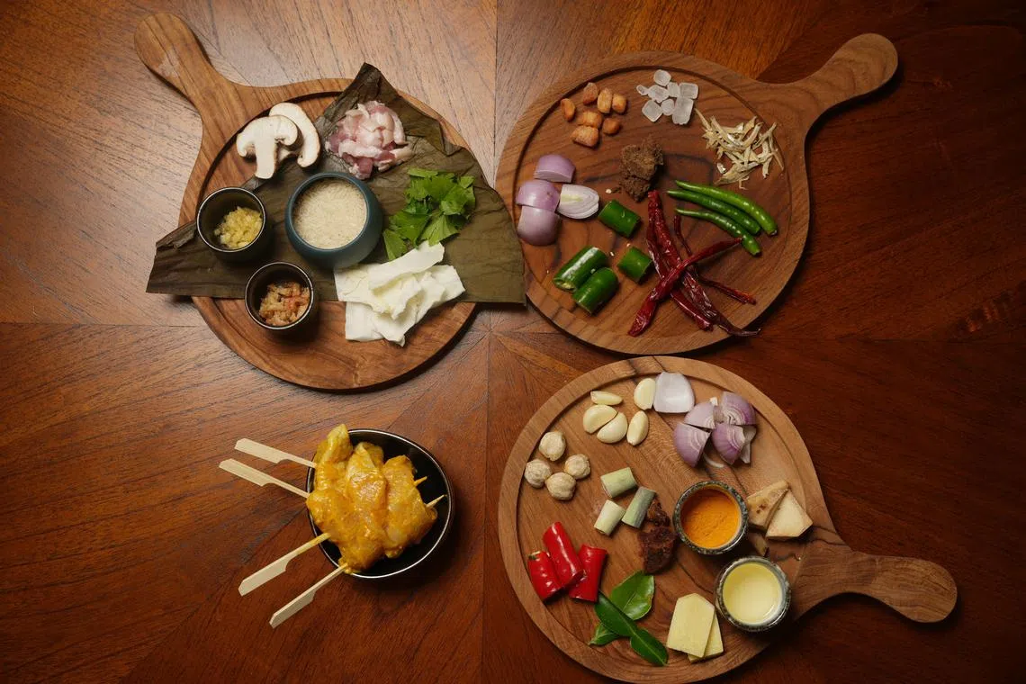 印尼香辣烤鸡荷叶饭用上多种香料。（谢智扬摄）