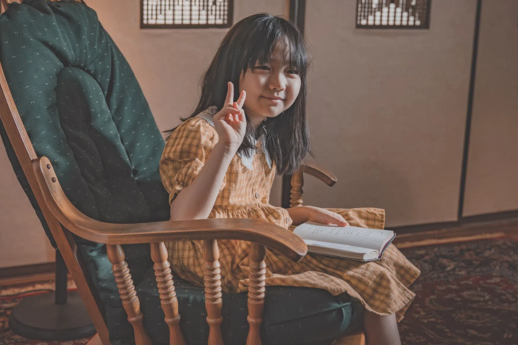 饰演白雅珍幼年时期的童星奇昭侑，在剧中有亮眼的表现。（取自TVING脸书）