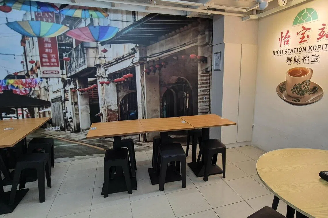 怡宝站在森林商业中心四楼，用餐区宽敞。（陈爱薇摄）