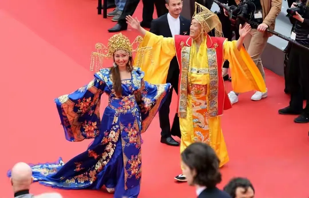 身穿“玉皇大帝”（右）和“王母娘娘”服装分别是韩国电影制片人“Jason Chou”和美籍华裔女演员刘梅（May Liu）（取自微博）