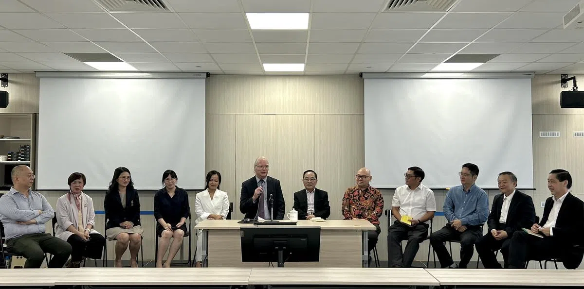 闭门会议由研讨会主办者之一丁荷生教授（左六）主持，各国学者围坐着讨论。（国大中文系提供）