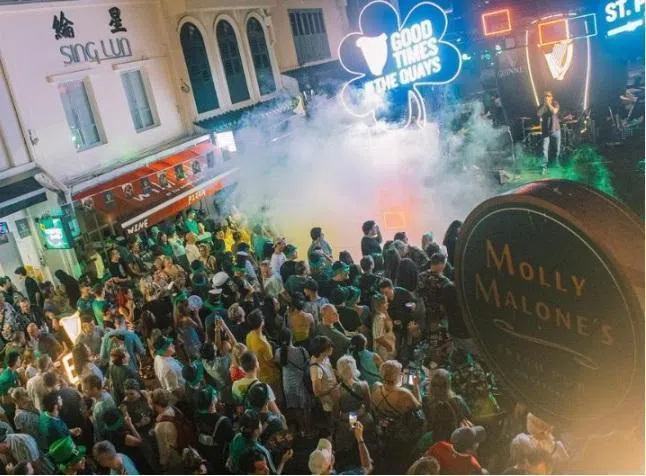 本地最具标志性的圣帕特里克节庆祝活动为驳船码头的街头庆典。（取自Muddy Murphy’s Irish Pub IG）