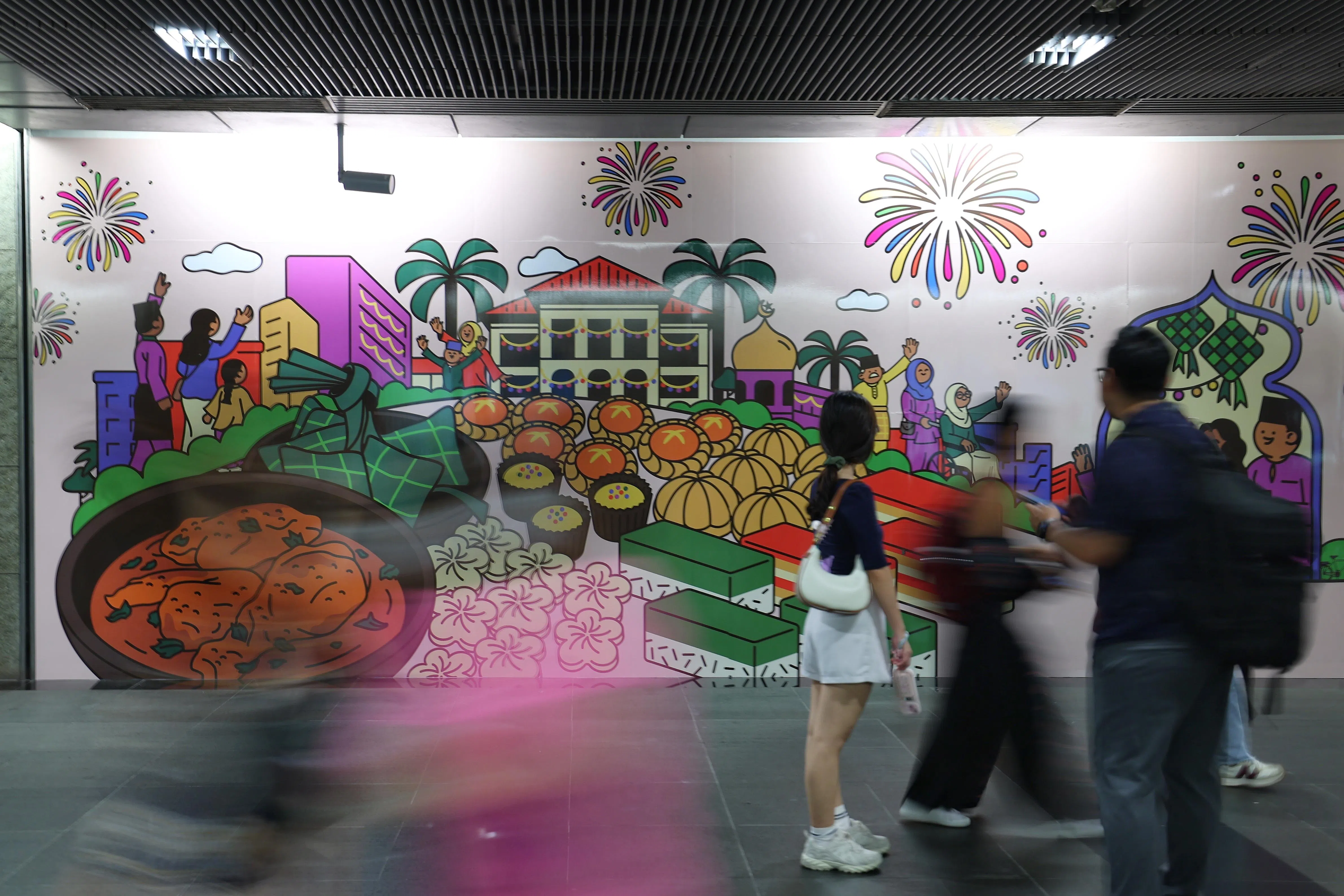 巴耶利峇地铁站内有色彩斑斓的马来传统佳肴与糕饼图案。（林明顺摄）