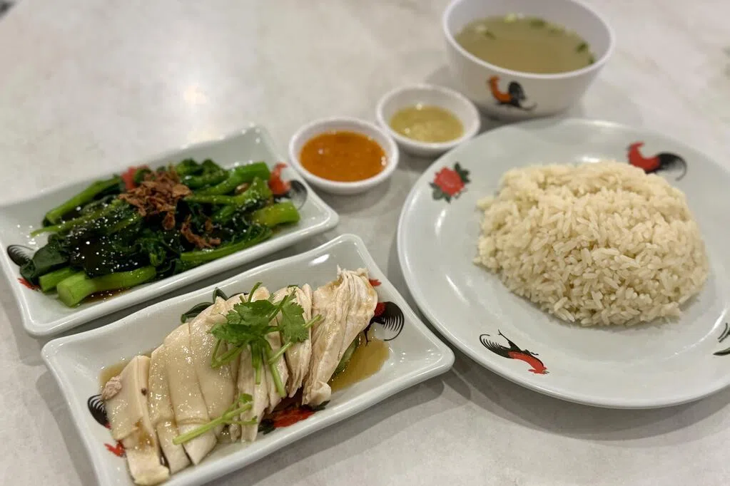 武吉知马路上段的铁道广场，集合了自然景致、历史气息与人间烟火，在绿荫掩映中，人们可以安静地享受美食。这里有老字号的熟悉滋味，也有创意料理的惊喜碰撞。