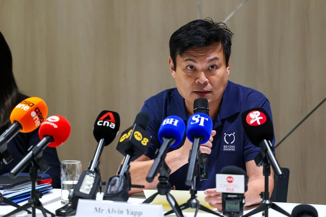 
彼岸社会服务主席叶艾明在21日的媒体说明会上发言时说：“梅根是彼岸的孩子，我们的机构当时及目前所有职员从案件汲取沉重的教训……我们在事发时可以做得更好，这个认知将是我们永远背负的担子。”（林明顺摄）