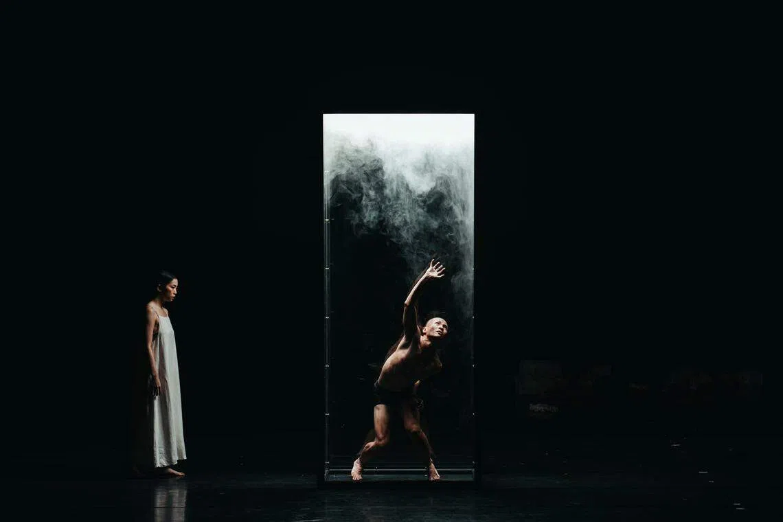 毒气室般的隐喻，展现矿工脆弱赤裸的肉身如何牢困其中，挣扎窒息。（台中国家歌剧院提供）