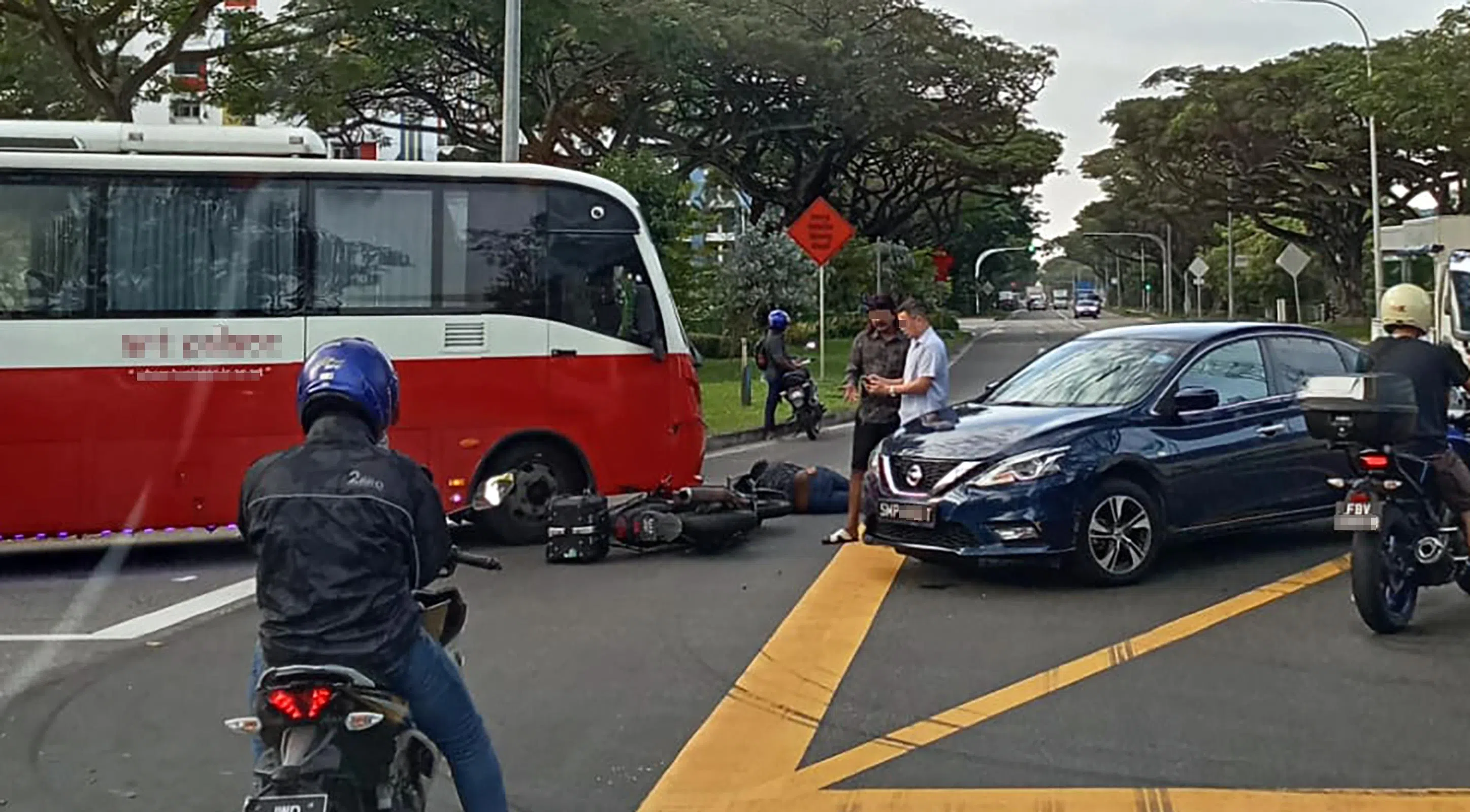 车祸涉及巴士、电单车和一辆轿车。（读者提供）