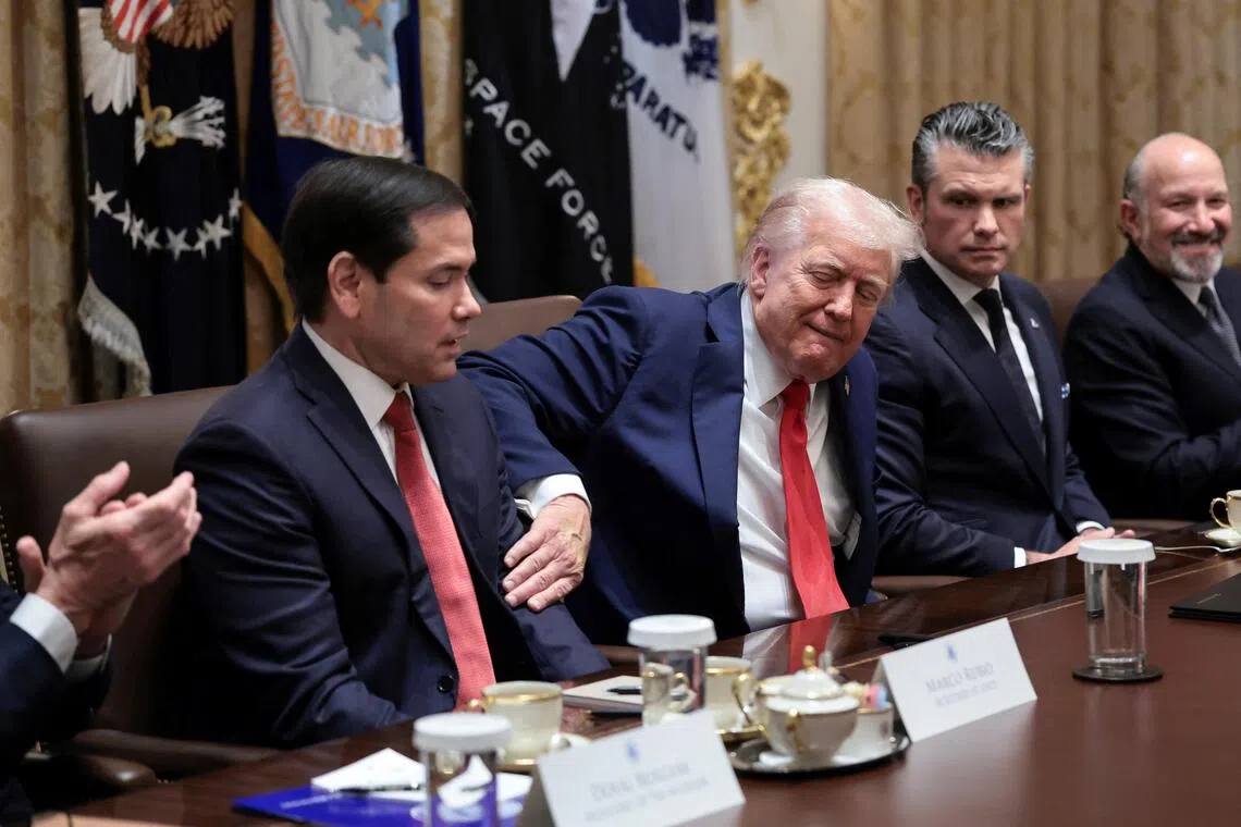 美国国务卿鲁比奥（左一）星期四在白宫举行的内阁会议上宣布由美国促成的加沙停火协议细节，坐在他身旁的特朗普总统拍了拍鲁比奥的手，似赞他做得好。（路透社）