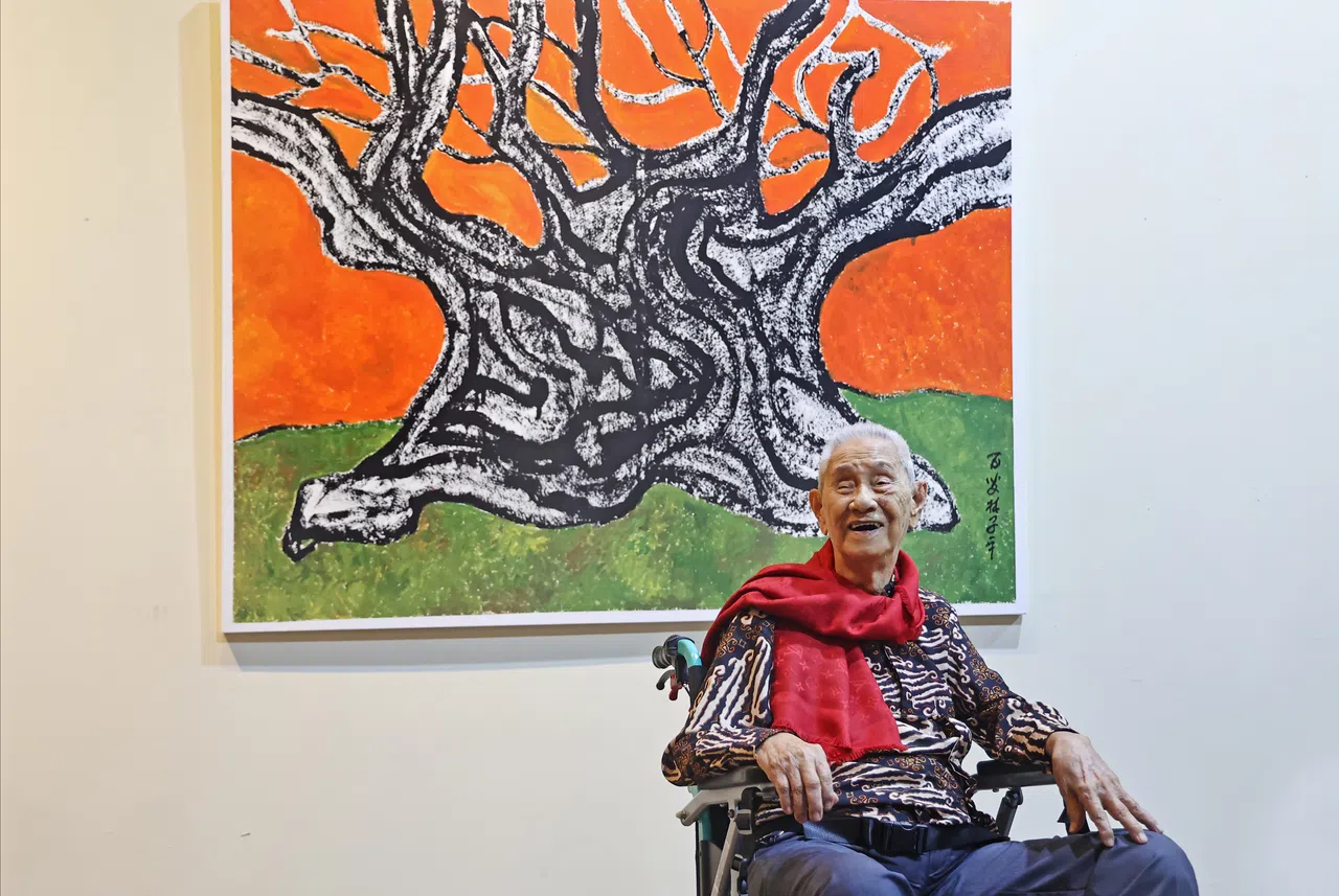 林子平热爱画树，因为树的生命是百年的。（陈渊庄摄）