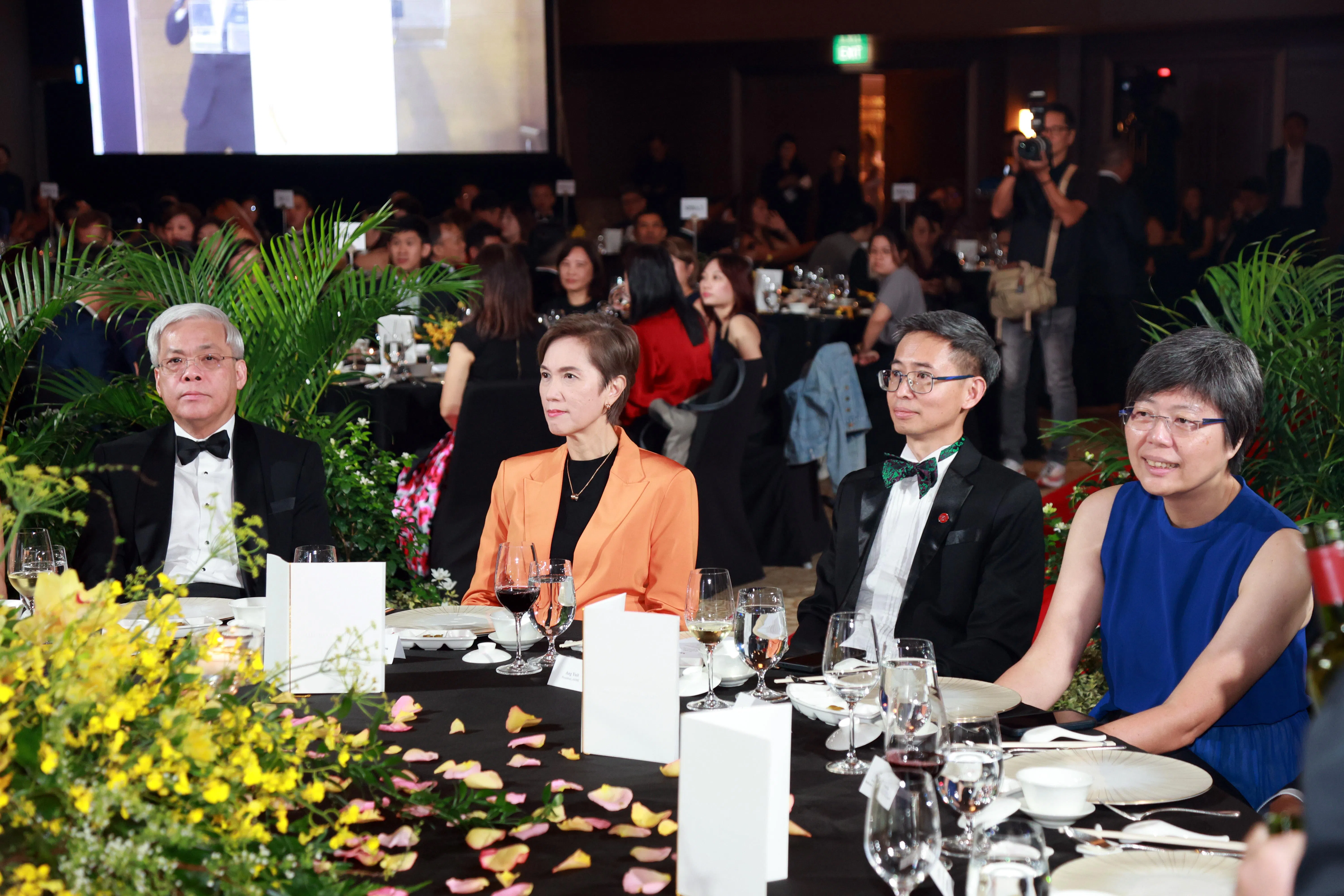 台上有什么精彩表演深深地吸引住他们的目光？左起：新报业媒体总裁陈英杰、数码发展及新闻部长杨莉明、中小企业商会会长洪煜，以及新报业媒体华文媒体集团社长李慧玲。（邝启聪摄）