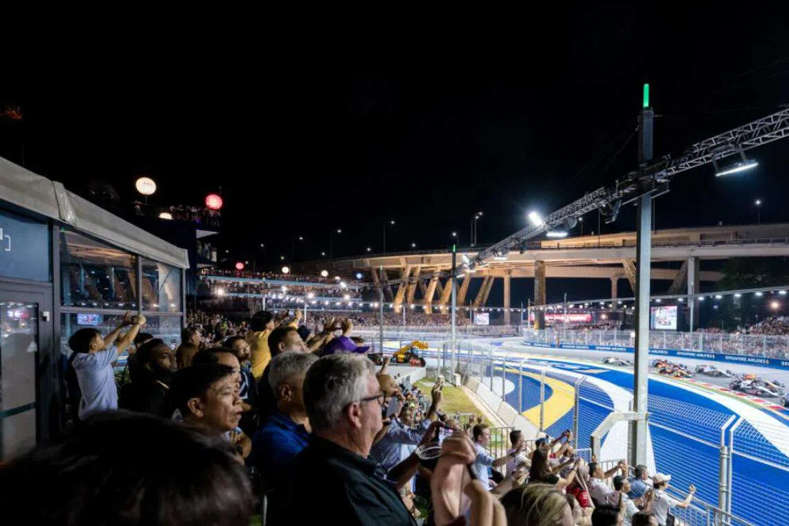 The Green Room位于赛道的第三个转弯处，是观赏赛车在共和国林荫道加速行驶，争夺冠军的最佳视角。（取自新加坡赛车公司官网）