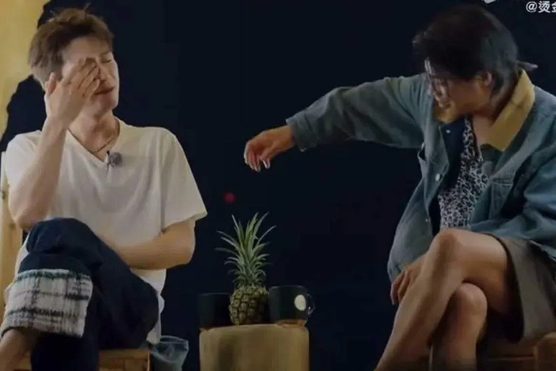 王星越（左）上节目自曝遭霸凌，一度泣不成声。（视频载图）