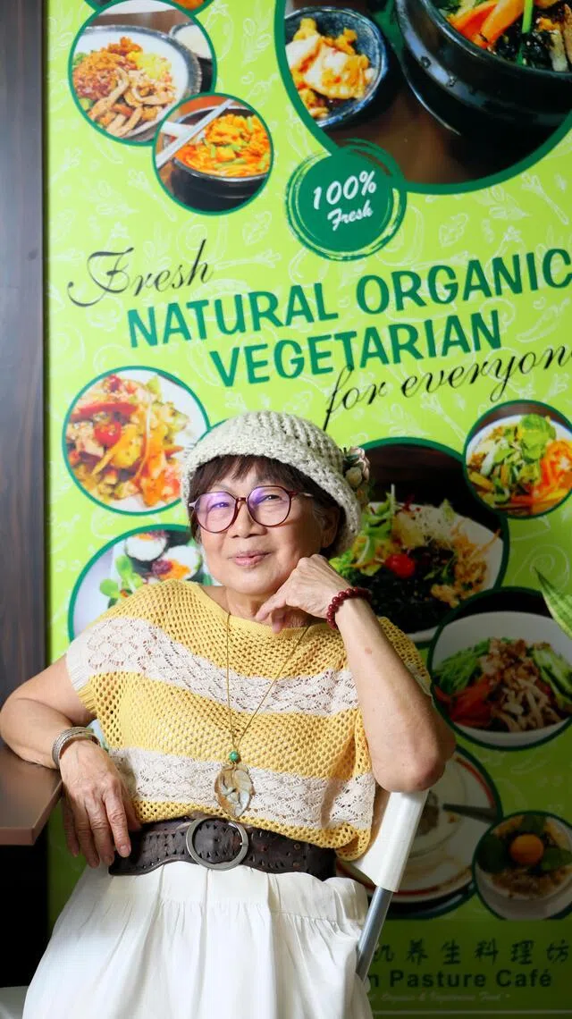 只要懂得发挥创意，新绿园负责人郑淑音认为，素菜五花八门。（龙国雄摄）
