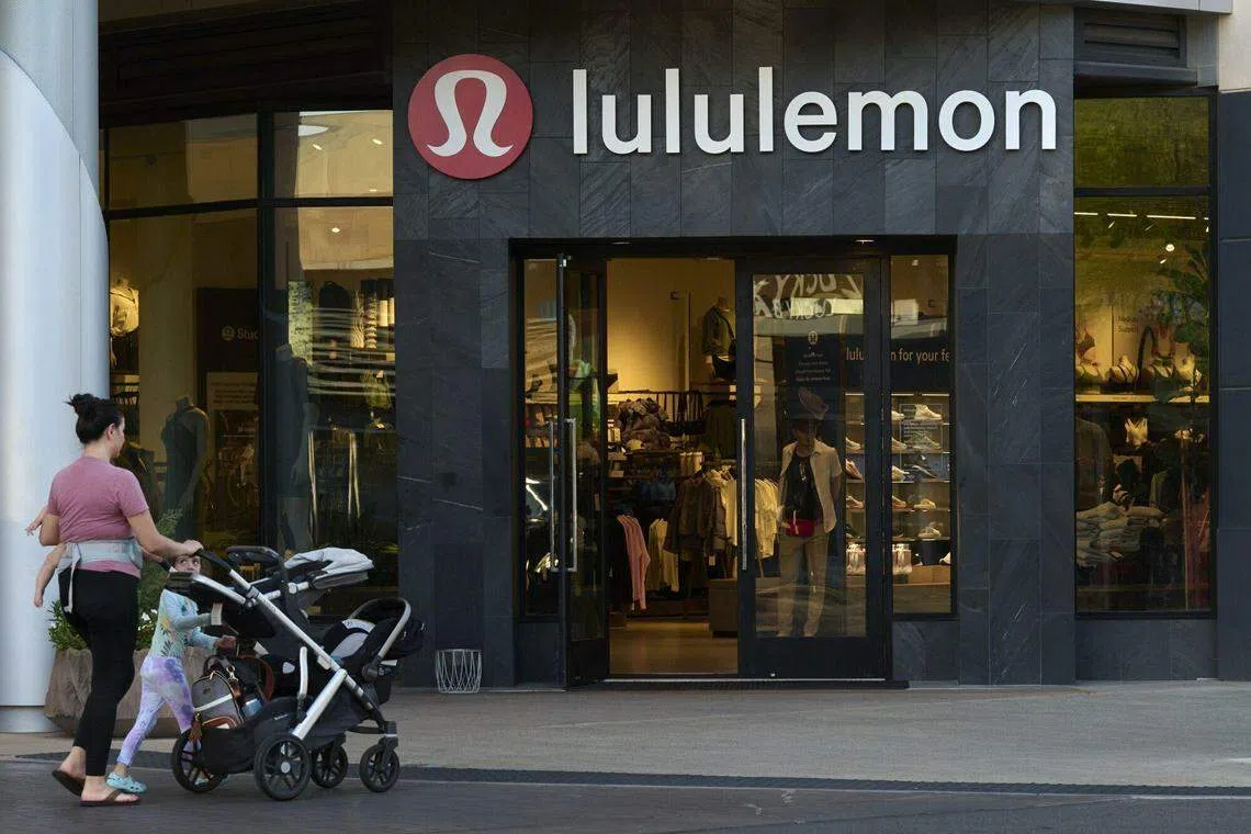 Lululemon目前在中国拥有107家门店。而在本财年计划在国际市场开设的35家门店当中，大部分也将位于中国。（彭博社）