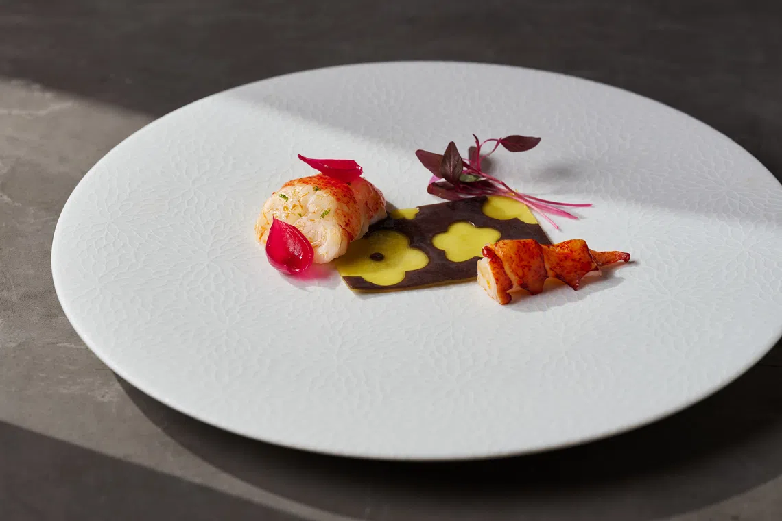 林恬耀用台湾在地食材紫地瓜和黄地瓜制作面皮，以他的方式诠释马来卤面。（餐馆提供）