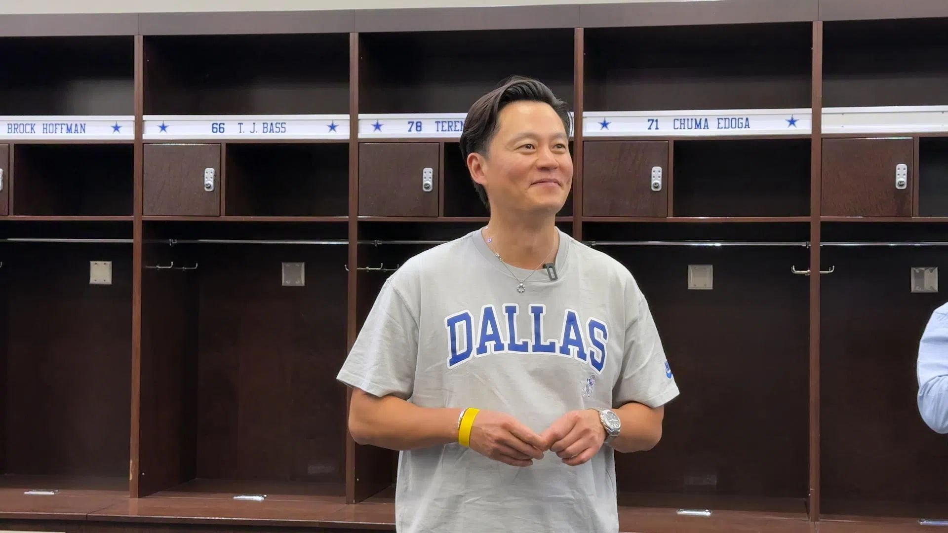李瑞镇穿上达拉斯牛仔队的球衣参观球场。（Netflix提供）