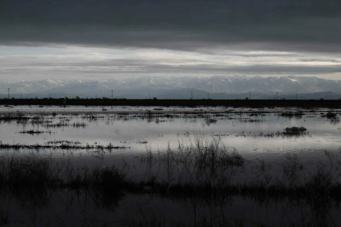 图莱里县遭淹没的农田就地处中央谷地，而不远处就是还随时可能再大范围融化的内华达雪山。（法新社）